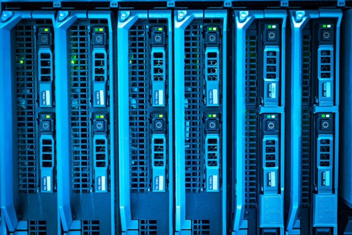 Baie de serveur local avec modules de stockage, illustration d’une infrastructure IA locale.